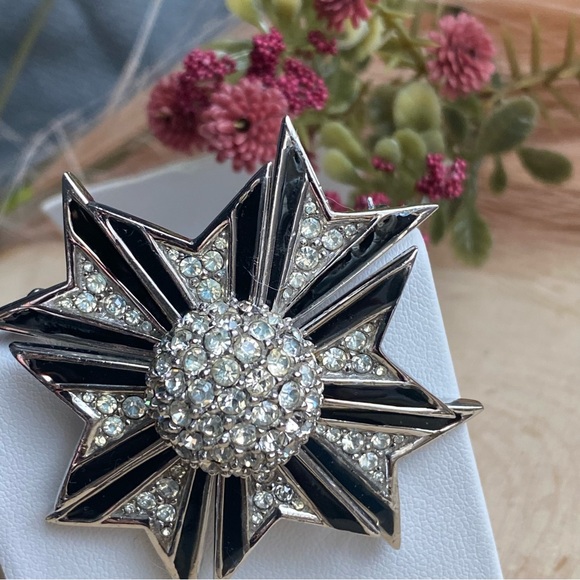 Vintage- Ciner- Enameled & Pave of Diamanté, Maltese Cross Brooch - Picture 4 of 11